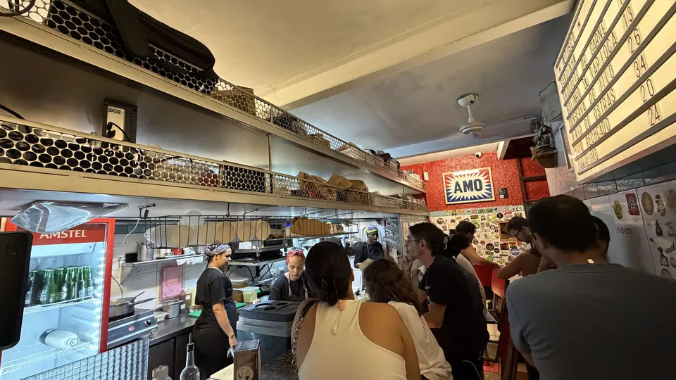 Столик с устрицами в Labuta Bar