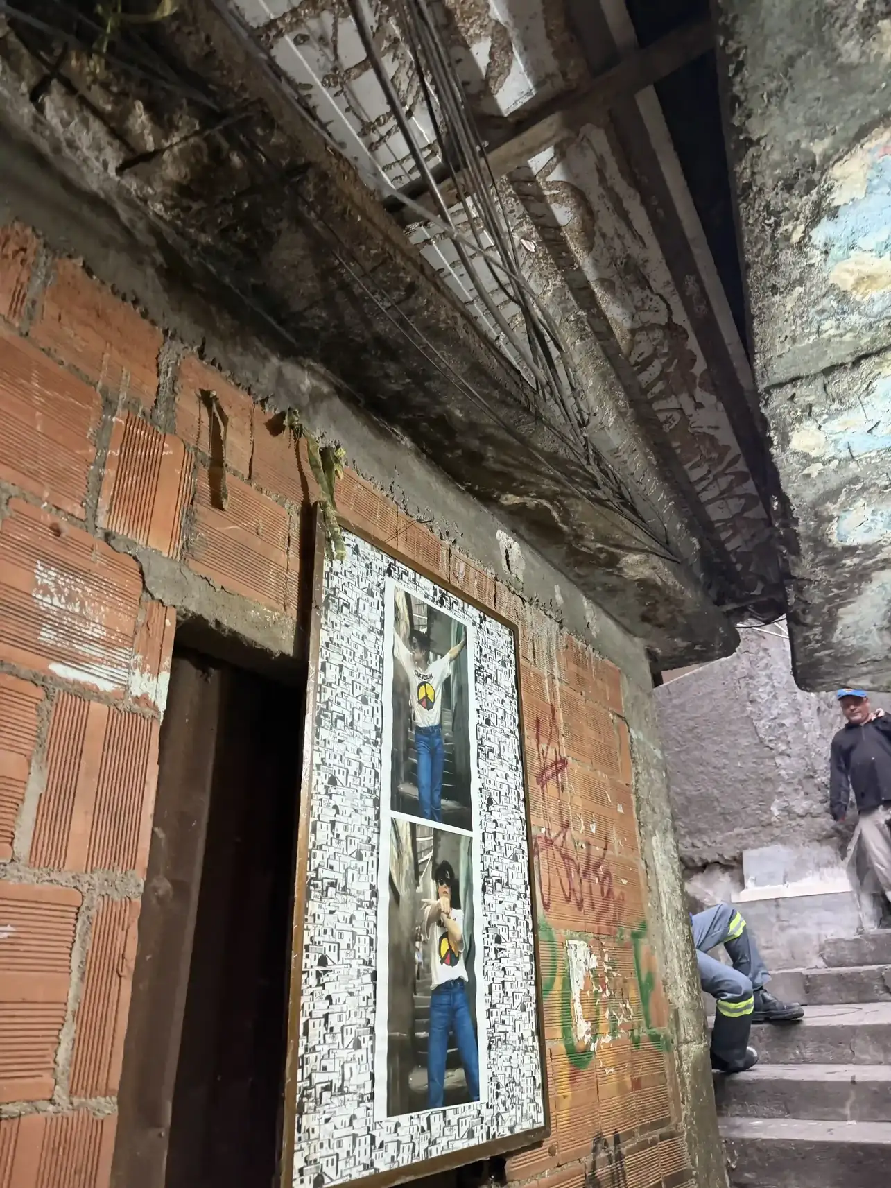 Кирпичный переулок с уличным искусством