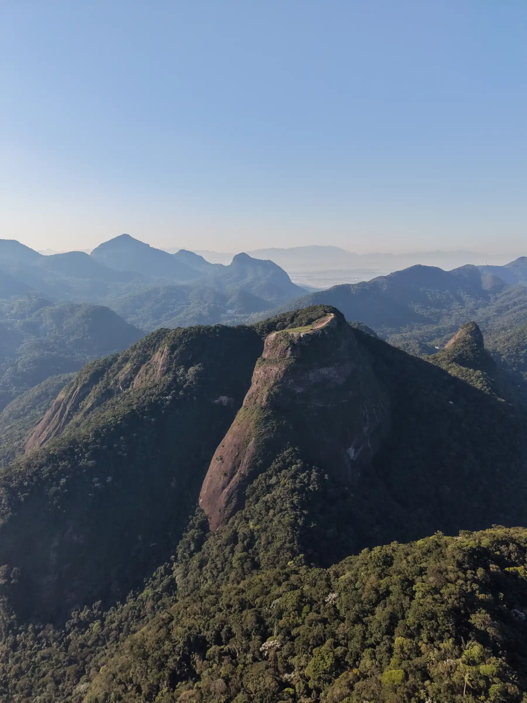 Панорама гор Тижука с вершины Pedra Bonita