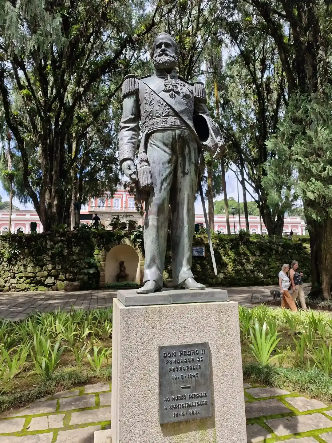 Памятник в городском парке